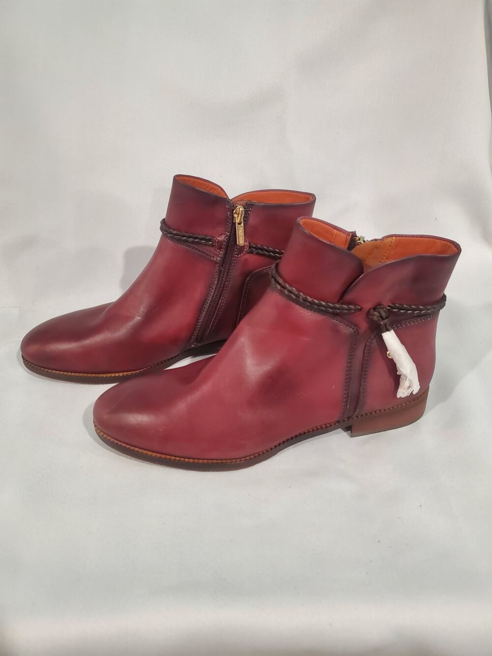 Flat Ankle Boots Leather Royal for Woman by Pikolinos size 9.s58